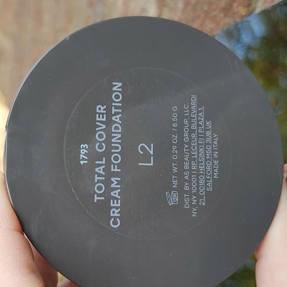 CoverFx Total Cover Cream Foundation Shade L2 (light to medium w/pink undertone) - Picture 2 of 3